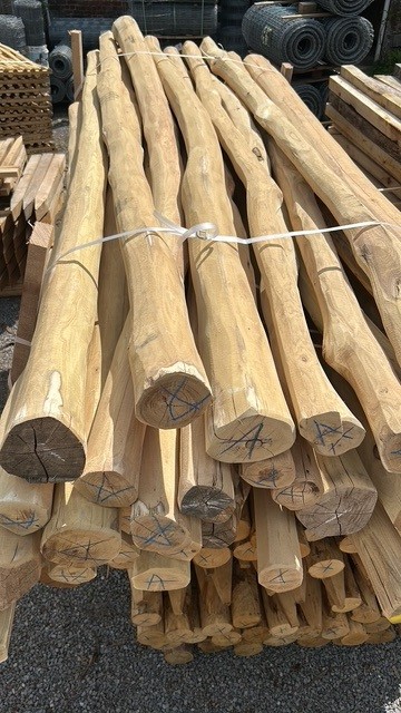 Poteaux poncés en robinier (faux acacia) d. 10/12 cm 