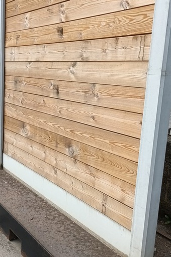 [LIQ-POTBETLEGER2RBLANC] Poteau rainuré 30 mm en béton léger pour planches, tête pyramide - Blanc